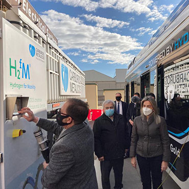 Carburos Metálicos portable hydrogen generator refueling urban buses in Toledo